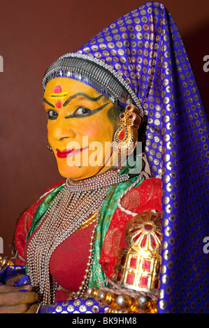 Danseuse de Kathakali homme habillé comme Lalitha une belle jeune fille, fort Cochin, Kerala, Inde Banque D'Images