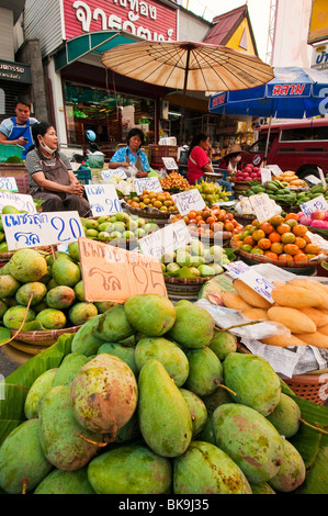 Les vendeurs de fruits au marché du matin Pratu Chiang Mai à Chiang Mai, Thaïlande. Banque D'Images