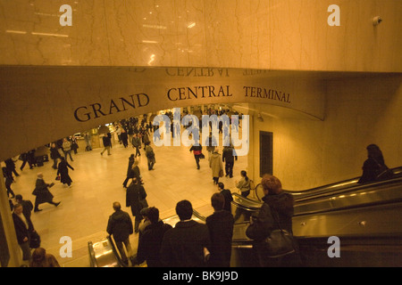 Dans l'escalator du terminal principal au Grand Central Station de New York. Banque D'Images