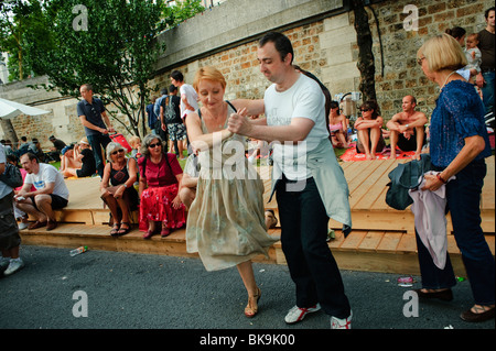 Foule de personnes appréciant Paris Urban Summer Festival, 'Paris plages', le long du quai de Seine, style de vie authentique français, vacances Banque D'Images