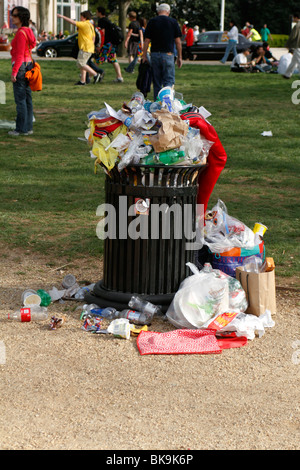 Poubelle débordant sur le National Mall à Washington DC Banque D'Images