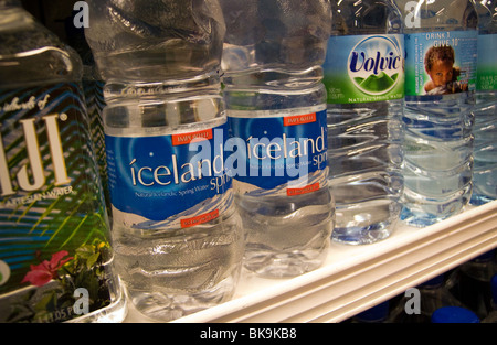 L'eau en bouteille, y compris l'Islande l'eau de source, une exportation de l'Islande, est vu sur une étagère de supermarché à New York Banque D'Images