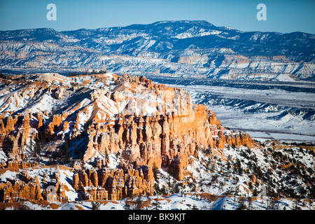 Vue sur le coucher du soleil au point de hoodoos Bryce Canyon National Park, Utah. Banque D'Images