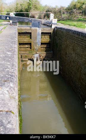 Verrouillage du Pigeon dans le canal d'Oxford Tackley, nommé d'après le pub The Three Pigeons, qui se trouvaient près d'ici. Banque D'Images