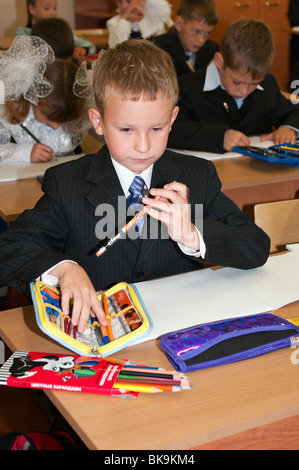 Garçon russe Caucasian student sont assis sur la leçon en classe à l'école au début septembre. Banque D'Images