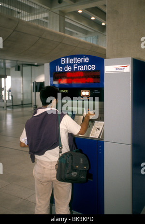 Français, français, l'achat de billet de train, de billets, de la gare, au-dessous de l'aéroport international Charles de Gaulle, Paris, France, Europe Banque D'Images