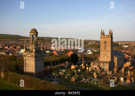 Magazinez Eglise et le St clelland mausolée vu du haut de Dundonald douves ou motte homme fait colline artificielle pour fort Banque D'Images