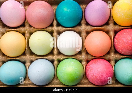 Oeufs de Pâques oeufs colorés Banque D'Images