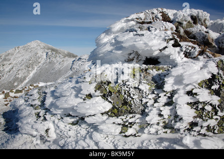 Sentier des Appalaches - Le givre blanc sur le sommet de la petite botte de montagne dans les Montagnes Blanches du New Hampshire, USA. Le mont Lincoln est dans l'arrière-plan Banque D'Images