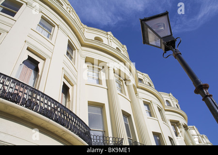 Low angle view of Regency bâtiments dans Brunswick Square, Hove, Sussex Banque D'Images