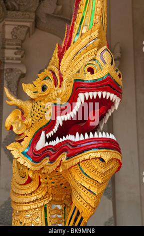 La figure du Dragon au Wat Chedi Luang Wora Wihan temple bouddhiste de Chiang Mai, Thaïlande. Banque D'Images