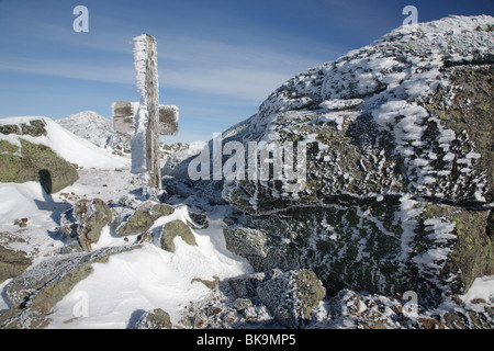 Sentier des Appalaches - Le givre blanc sur le sommet de la petite botte de montagne dans les Montagnes Blanches du New Hampshire, USA Banque D'Images