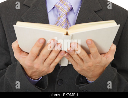 Un homme lit un livre, tenant dans ses bras Banque D'Images
