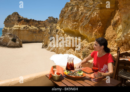 Femme au restaurant de Praia dos Tres Irmaos près de Alvor, Algarve, Portugal, Europe Banque D'Images