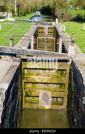 Verrouillage du Pigeon dans le canal d'Oxford Tackley, nommé d'après le pub The Three Pigeons, qui se trouvaient près d'ici. Banque D'Images