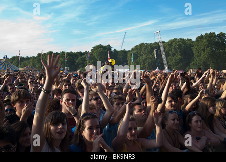 Grande foule bénéficiant d'un festival de musique dans le soleil au Festival 2009 sans fil à Hyde Park Banque D'Images