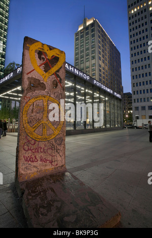 Segment de l'ancien mur de Berlin à la Potsdamer Platz en face de l'entrée d'une station de faible niveau, Bahntower, Berlin, Banque D'Images