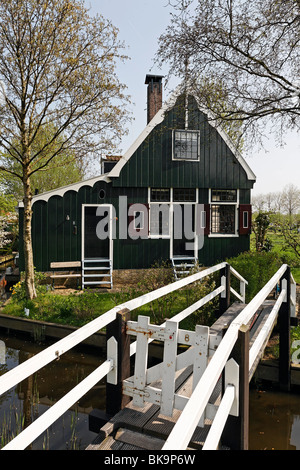 Maison en bois traditionnel néerlandais avec passerelle, musée en plein air Zaanse Schans, Zaandam, Hollande du Nord, Pays-Bas, Europe Banque D'Images