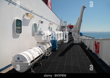 Une ligne de radeaux sur le pont du ferry Stena Europe, sur la mer d'Irlande. Banque D'Images