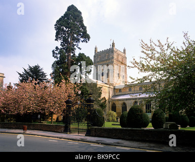 L'Abbaye de Tewkesbury, la deuxième plus grande église paroissiale en Angleterre vue au printemps Banque D'Images