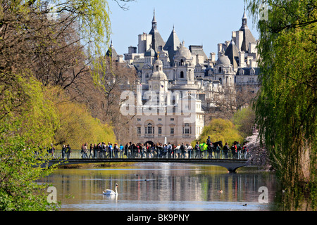 Passerelle bondée St James Park spring lake London England Banque D'Images