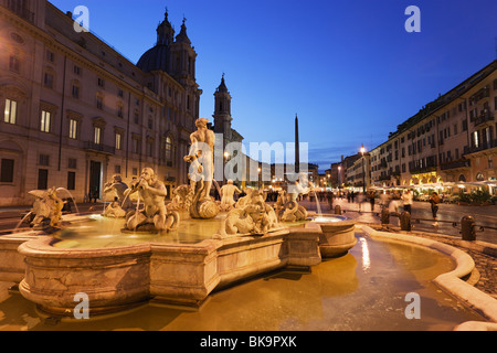 Fontana del Moro dans la soirée, la place de Navona, Rome, Italie Banque D'Images