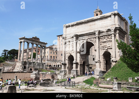 Temple de Saturne et de l'Arc de Septime Sévère, le Forum Romain, Rome, Italie Banque D'Images
