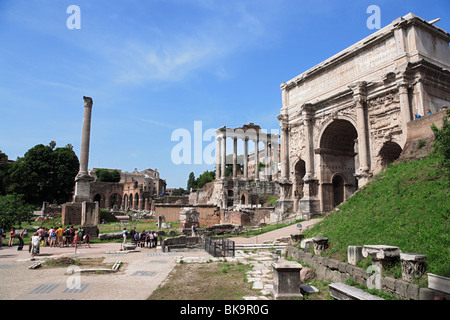 Temple de Saturne et de l'Arc de Septime Sévère, le Forum Romain, Rome, Italie Banque D'Images