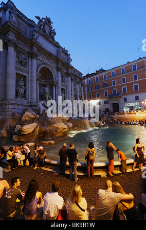 Fontana di Trevi dans la soirée, Rome, Italie Banque D'Images