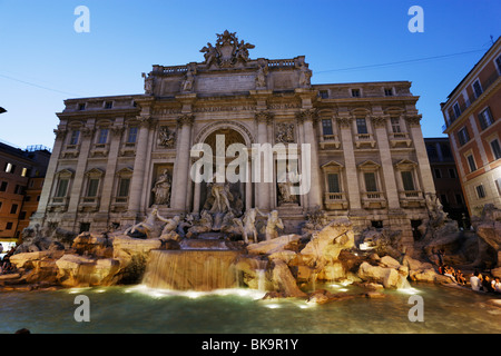 Fontana di Trevi dans la soirée, Rome, Italie Banque D'Images