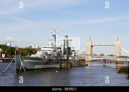 Le HMS Belfast sur la Tamise avec le Tower Bridge en arrière-plan, London, Londres, Angleterre, Royaume-Uni Banque D'Images
