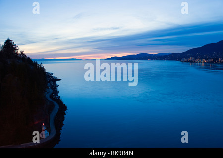 Coucher du soleil sur le Burrard Inlet et le détroit de Georgia Vancouver British Columbia Canada Banque D'Images