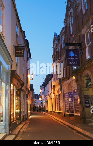 Voir le long d'une rue le soir, Fowey, Cornwall, Angleterre, Royaume-Uni Banque D'Images