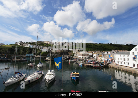 Bateaux à voile dans le port, Mevagissey, Cornwall, Angleterre, Royaume-Uni Banque D'Images