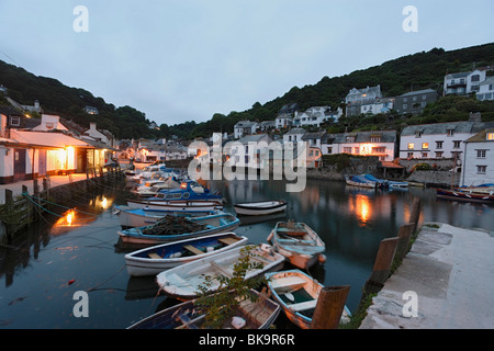 Port de Polperro en soirée, Cornwall, Angleterre, Royaume-Uni Banque D'Images