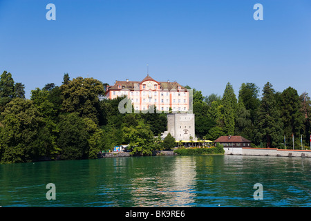 Vue sur le lac de Constance à l'île de Mainau avec Château de l'Ordre Teutonique, île de Mainau, Nordrhein-Westfalen, Deutschland Banque D'Images