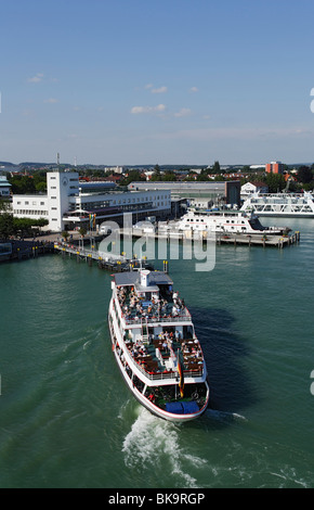Bateau d'Excursion arrivant port, musée Zeppelin en arrière-plan, Friedrichshafen, Baden-Wurttemberg, Allemagne Banque D'Images