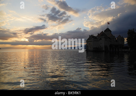 Le Château de Chillon au bord du lac de Genève dans la soirée, Veytaux, Vaud, Suisse Banque D'Images