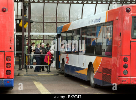 Les gens de se mettre sur un bus à la gare routière de Cambridge, le batteur St, Cambridge, Royaume-Uni Banque D'Images