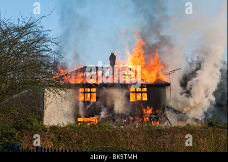 Un incendie qui détruit une maison individuelle moderne au Pays de Galles, Royaume-Uni Banque D'Images