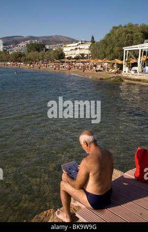 Les gens sur la plage de l'Attique Grèce Vouliagmeni Banque D'Images