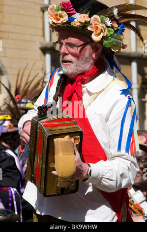 Musicien jouant des airs de danse Morris sur un accordéon pour accompagner la danse morris à l'Oxford Folk Festival Banque D'Images