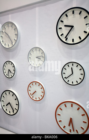 Horloges murales contemporaines Banque D'Images