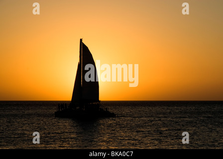 Silhouette d'un bateau à voile au coucher du soleil. Prises de Key West, Floride. Banque D'Images