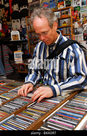 L'homme parcourt la musique CD sélection dans un magasin de disques indépendant, Farnham, Surrey, Royaume-Uni. Banque D'Images