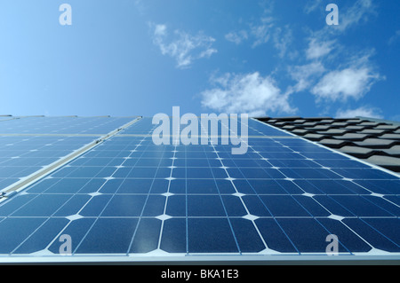 Teinté noir silicium polycristallin panneau solaire photovoltaïque monté sur une maison privée. France Banque D'Images