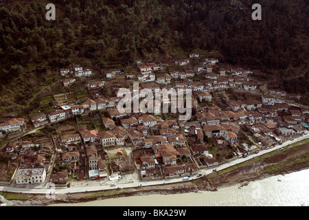 Berat's Goriça trimestre, historiquement orthodoxes, à côté de la rivière Osumi, vu de la citadelle perchée Banque D'Images