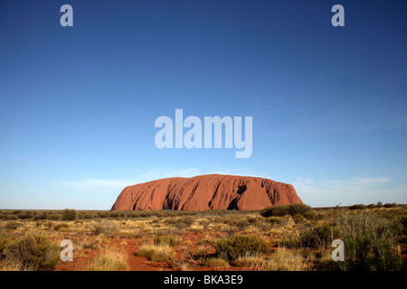 Formation de grès de renommée mondiale, l'Uluru ou Ayers Rock , Territoire du Nord, Australie Banque D'Images