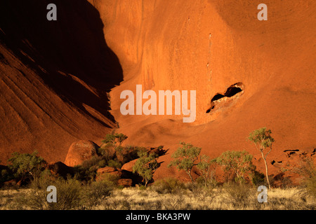 Formation de grès de renommée mondiale, l'Uluru ou Ayers Rock , Territoire du Nord, Australie Banque D'Images