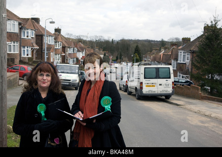 Caroline Lucas futur député, leader du parti Vert et députée européenne faisant campagne à Brighton avant l'élection générale de 2010. Banque D'Images